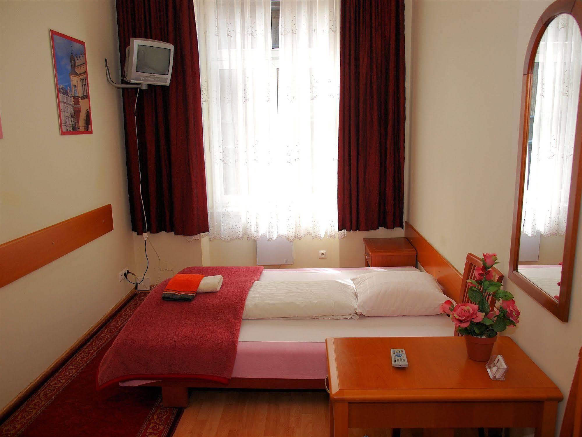 Golden Lion Guest Rooms Szewska 19 Cracovia Esterno foto